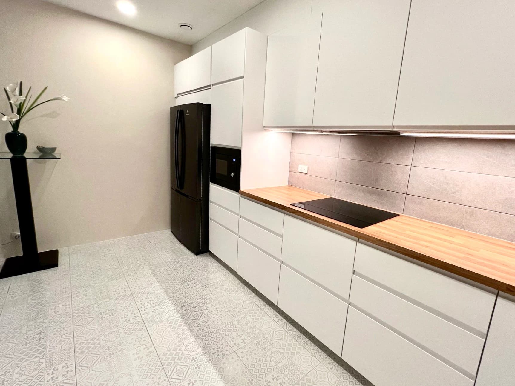 Kitchen with 4-burner induction cooktop and integrated exhaust hood