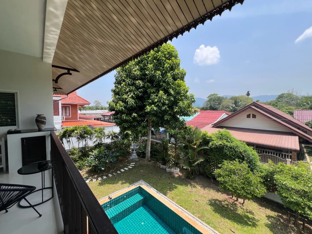 Balkon met zicht op zwembad
