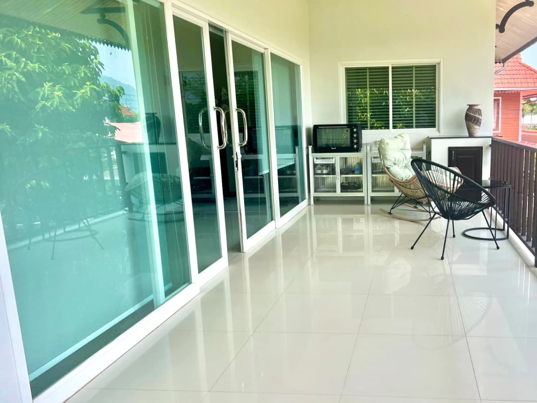 Balkon met entree woonkamer