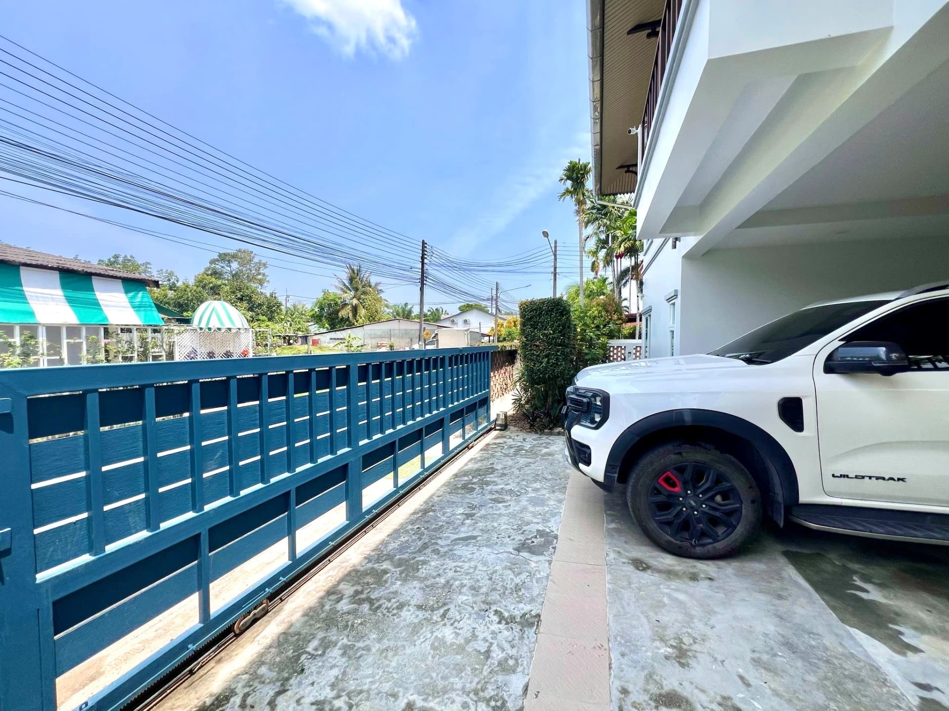 Electric entrance gate and covered parking for 2 cars on private property