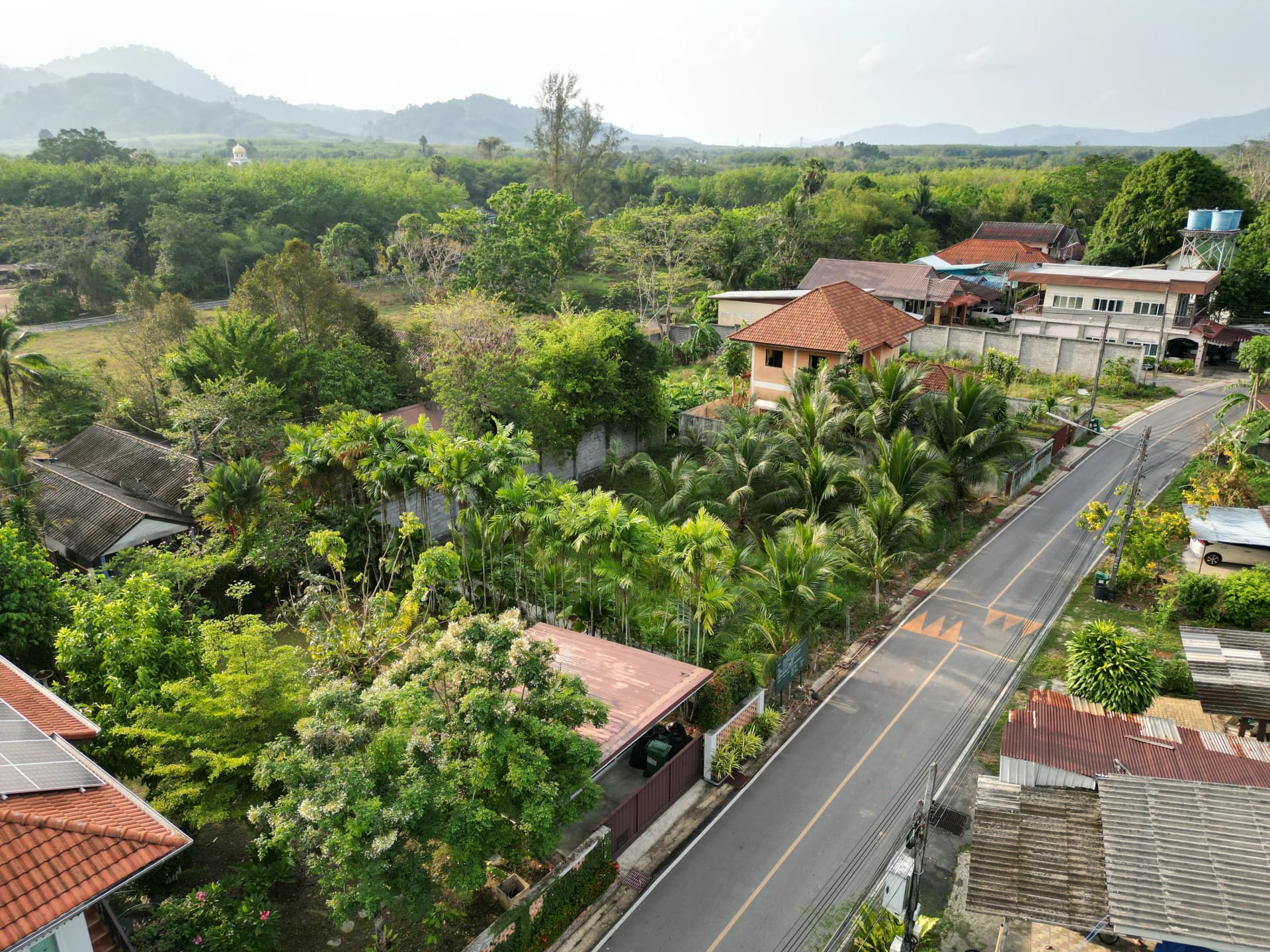 Surroundings with street to Lotus and Makro